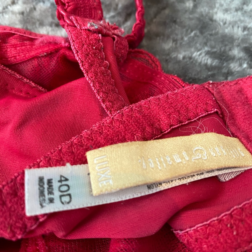 Red hot bra - Picture 3 of 3
